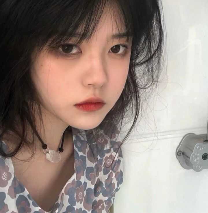 有哪些文艺 简单的女生头像 或者句子 背景图 网名之类的 谢谢?