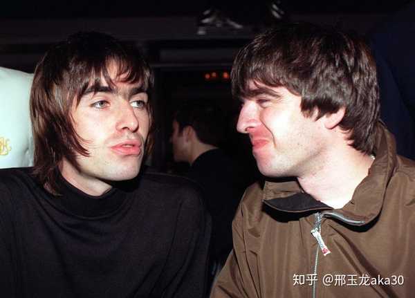 流行音乐史上的今天# 2002年1月3日,#绿洲乐队# 的 liam 和 noel