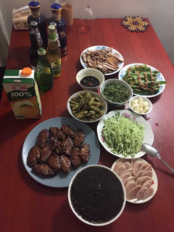 夏天时候请发小儿在家吃炸酱面,北京可能就这样吧,先喝酒吃下酒菜 聊