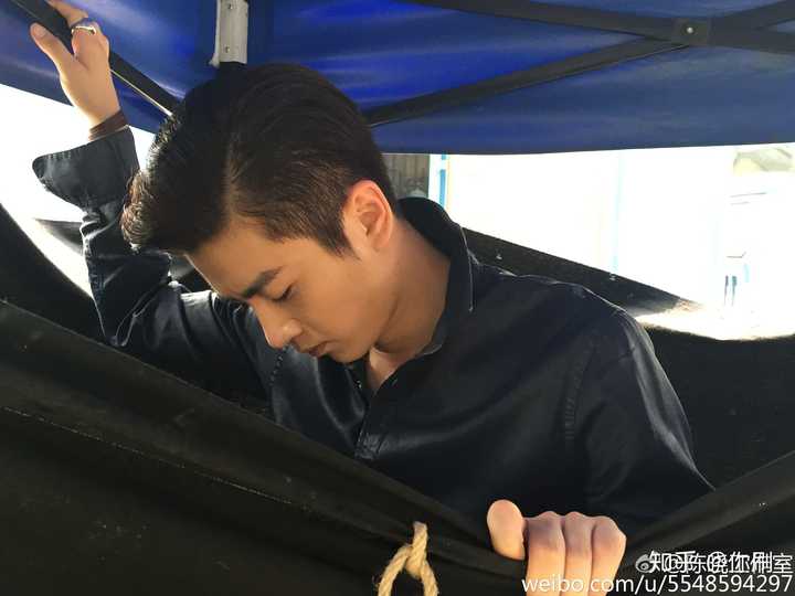 (认真工作的男人最帅~)找一张我哥的黑衬衫真不容易,翻了好久.