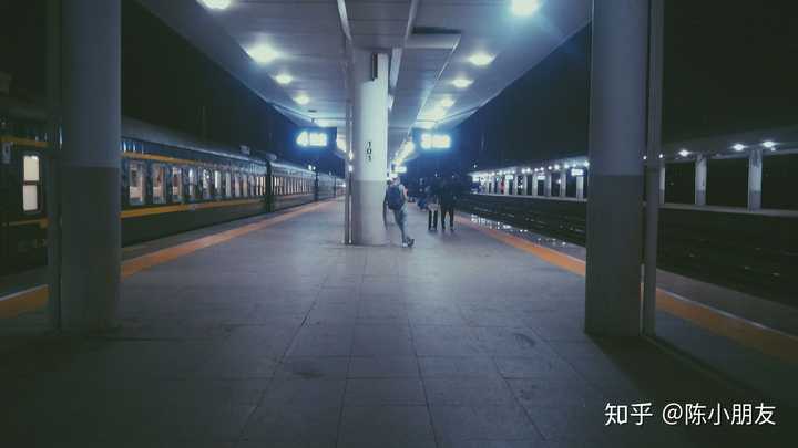 深夜的火车站我想大部分人应该都不陌生,一个人在站台上等凌晨的火车