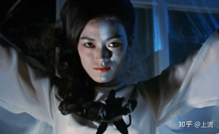 《午夜消失的女人》中,来自死亡之星的安特拉星人,化身白衣女鬼上街