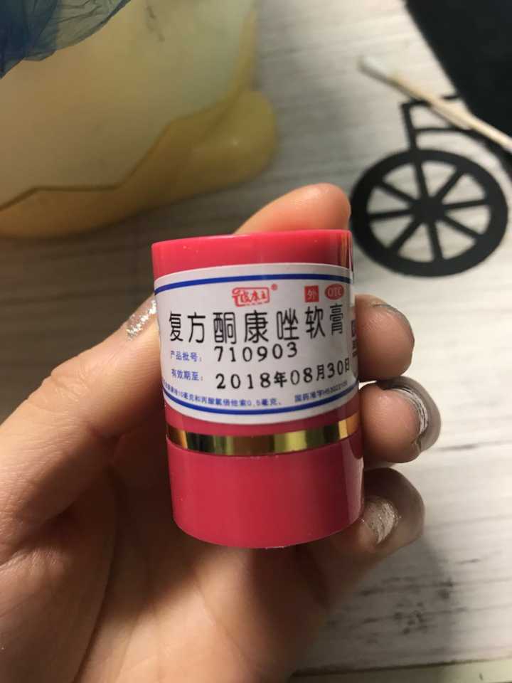 这是我在百度上找的照片.如果是第一种就用图下的药,几天就好.