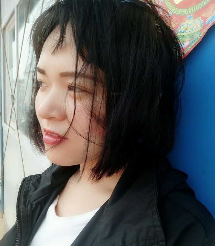 缺点一下就出来了!扁平的大脸庞,薄薄的上唇