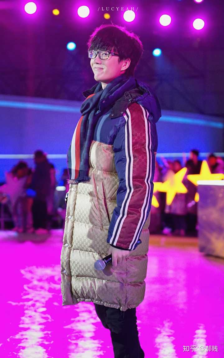 今年的北京跨年,别人小西装小领带,许嵩大围巾大羽绒服,可把我们这些