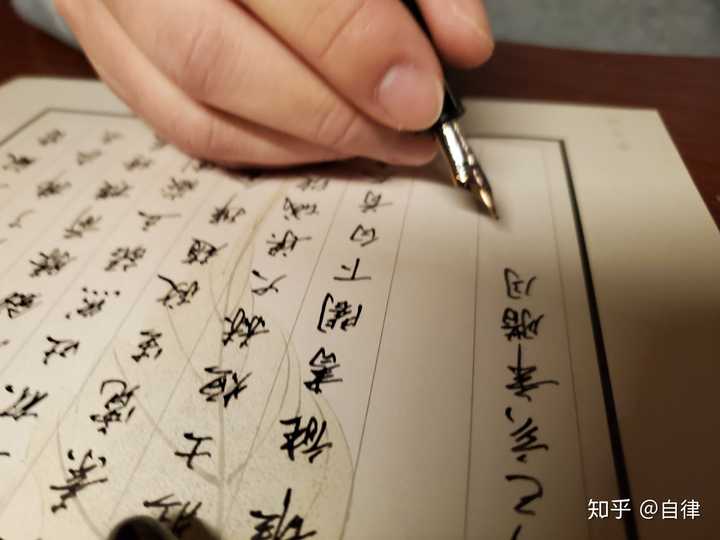 请大佬放一张坐在桌子前写字的手的正面图 想用正确握笔姿势 但觉得大
