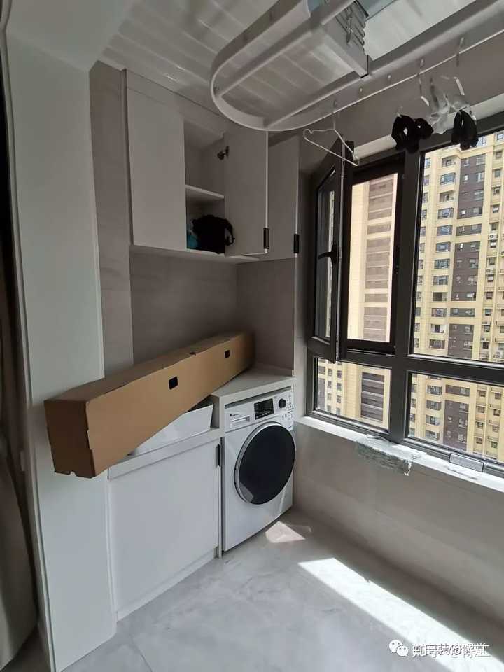 阳台一边定制洗衣柜,台上盆满足洗个小件衣服,上头吊柜可以收纳各种