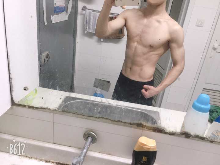 男生不健身只要够瘦也会有六块腹肌吗?