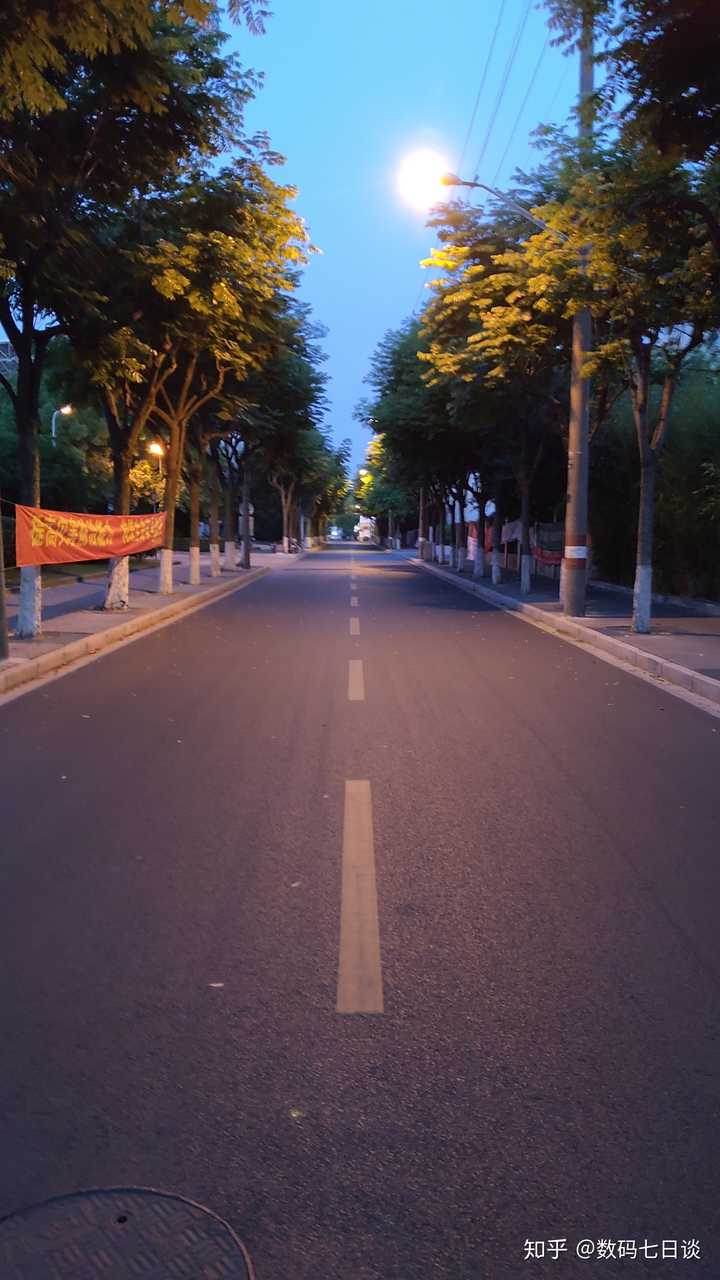 凌晨的南区主路:保安说"天亮了就不用再盘问来者"
