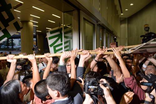 香港行政区面积小,城市用地狭窄,为何不向北建