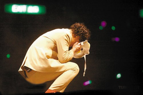 不难看出陈奕迅就是这么一个大情大性的人,而且他想哭就哭,根本就不