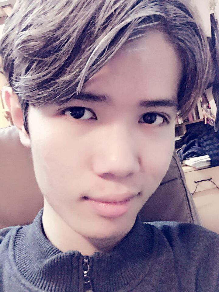 看着别人拿着自己的三个做成表情是种是意思包照片什么表情可爱图片