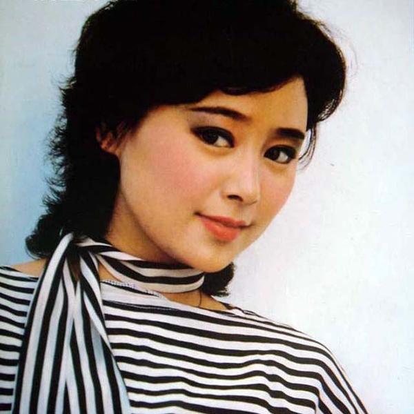 张瑜  