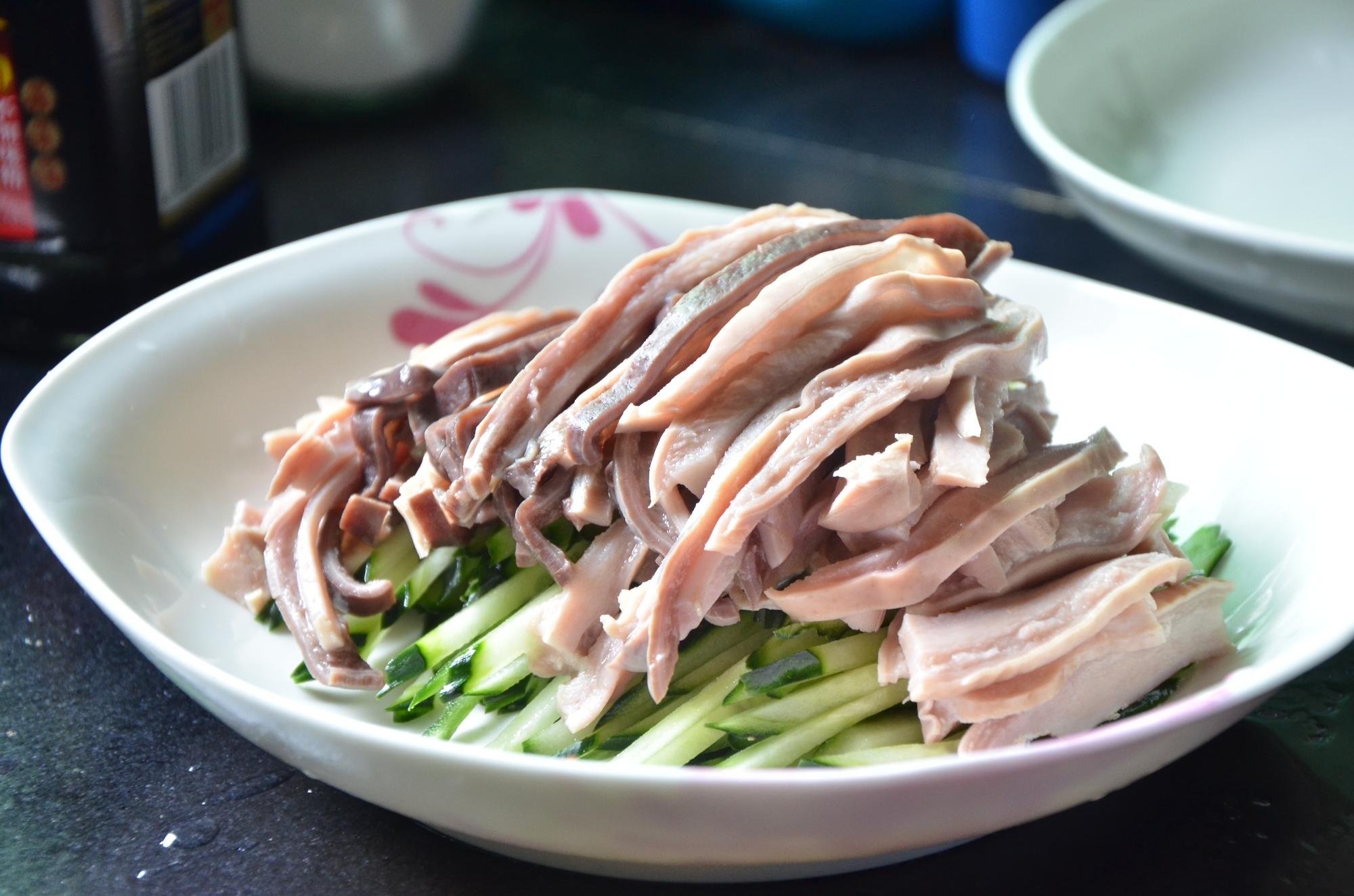 主辅料的处理 一些可以生吃的素菜,比如生菜,番茄,黄瓜,青笋等,最省事