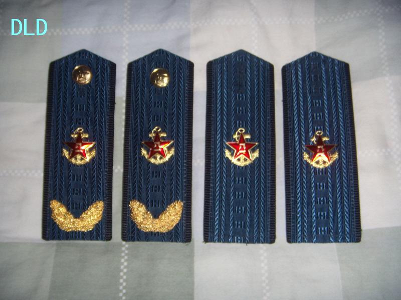 左侧为91海军三级以上文职硬肩,右侧为87海军四级以下文职硬肩