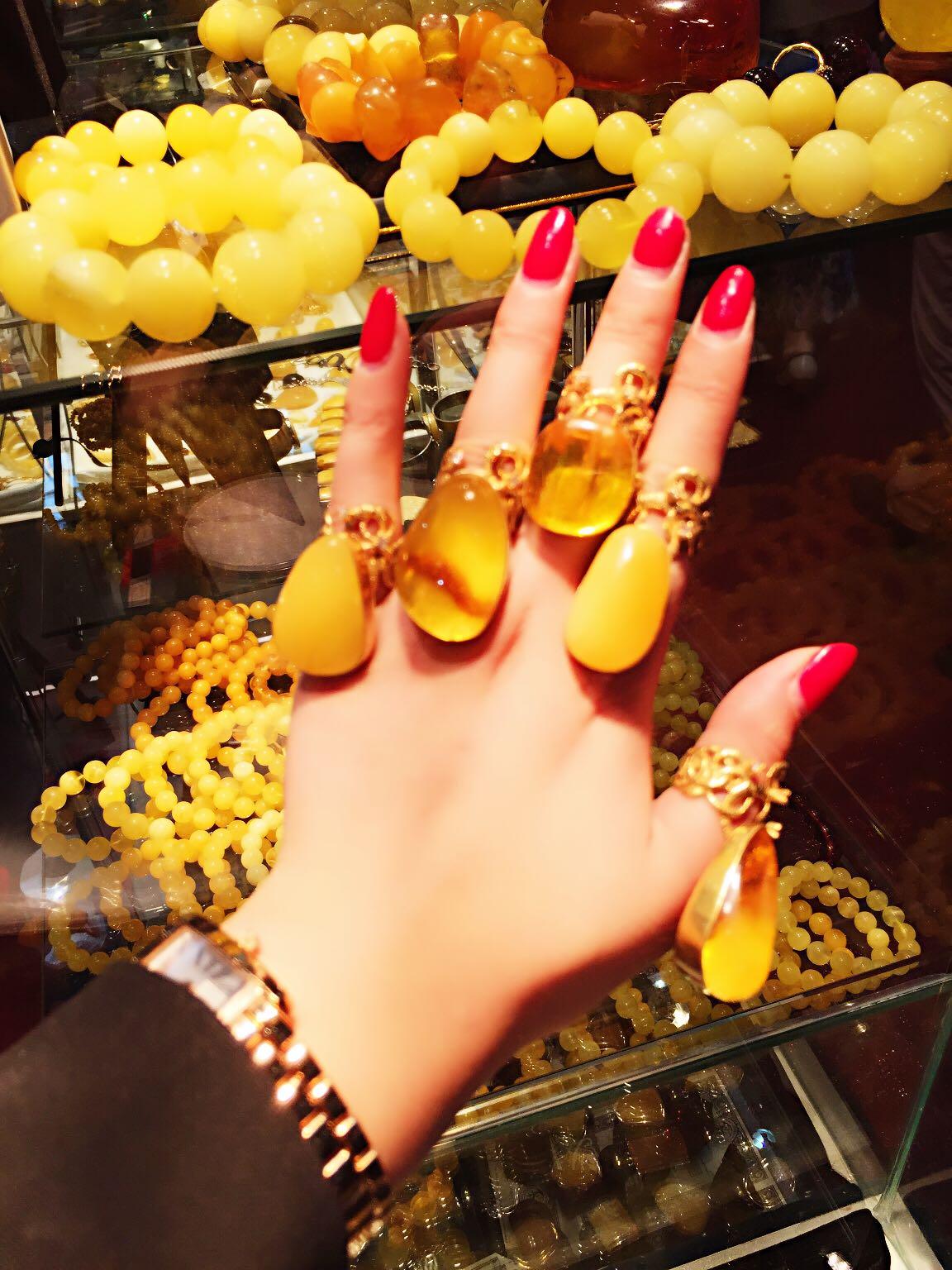 <em>女孩食指带戒指</em>,是指在寻找心上人吗? - vivien