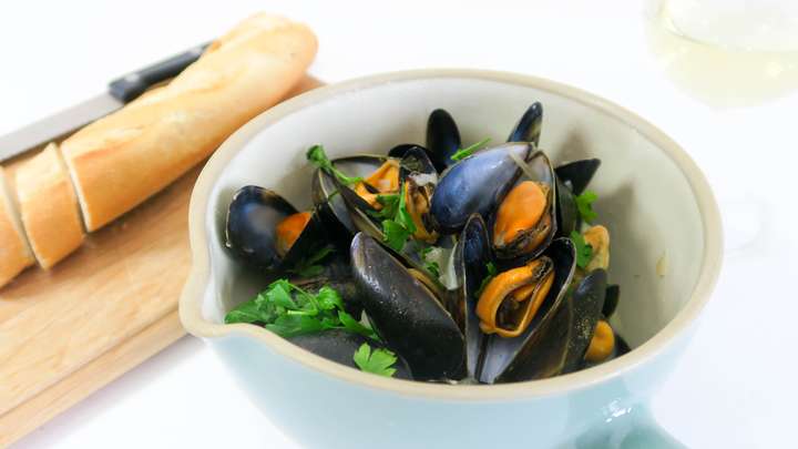 视频及文字菜谱 法式经典:白葡萄酒烩青口贝|moules marinière