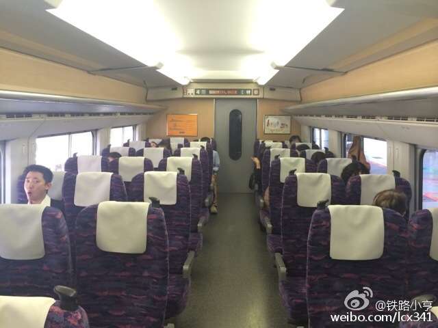 和中国的250km/h动车crh2a,crh2b,和crh2c一阶段(350km/h) 内饰是一样