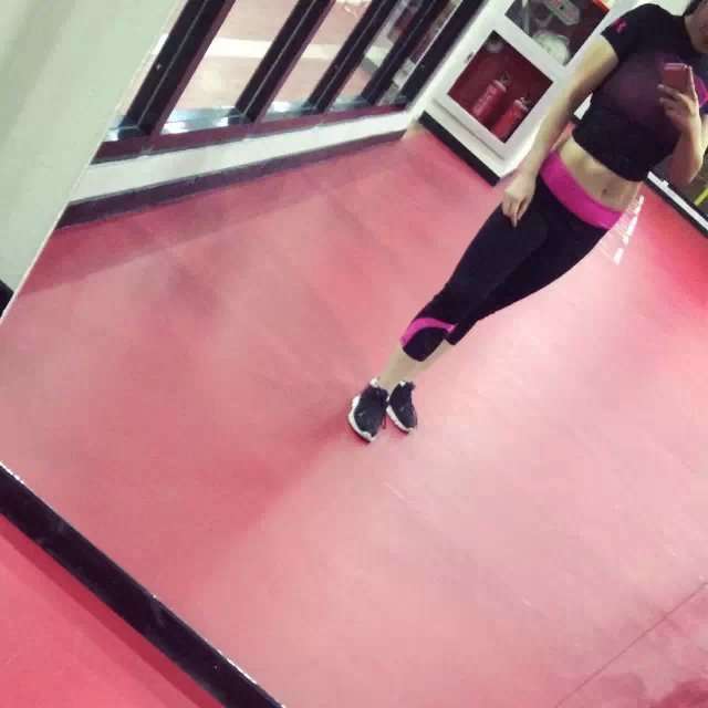 胸比较大的女生跑步的时候如何避免胸部上下振动?