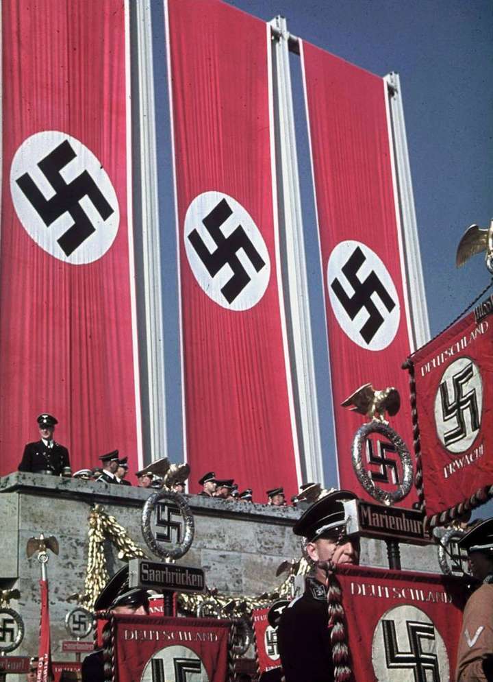 仅从logo设计的角度看纳粹的万字旗设计得好不好