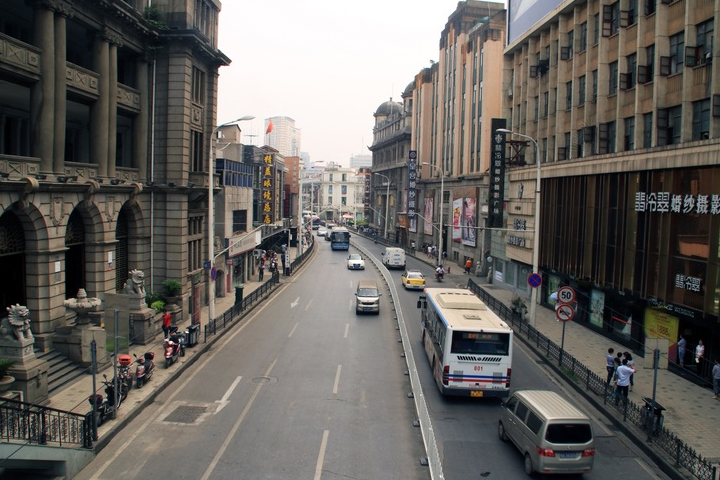为何欧式风格的街景中,城市的街边的建筑连在一起,差不多高而且很密没