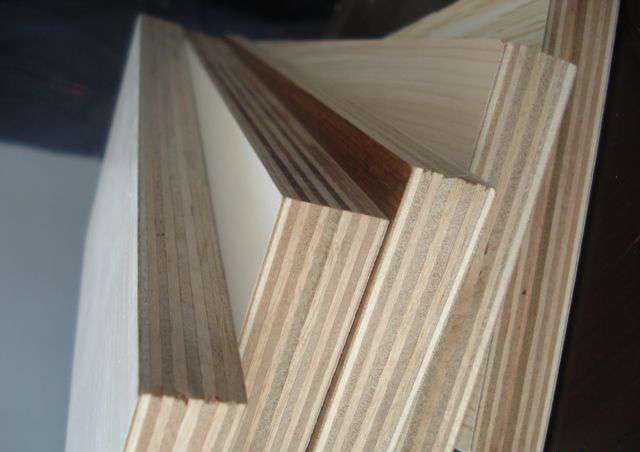 密度板 而密度板是以木质纤维或其他植物纤维为原料,施加树脂或者