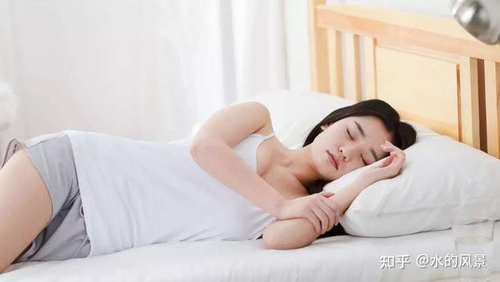 入睡快,舒服的右侧卧睡觉姿势是什么样的?