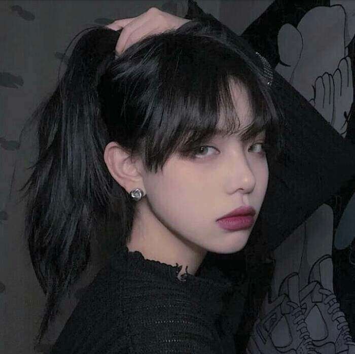 有没有拽拽的酷酷的女头,比如举枪瞄准的那种?