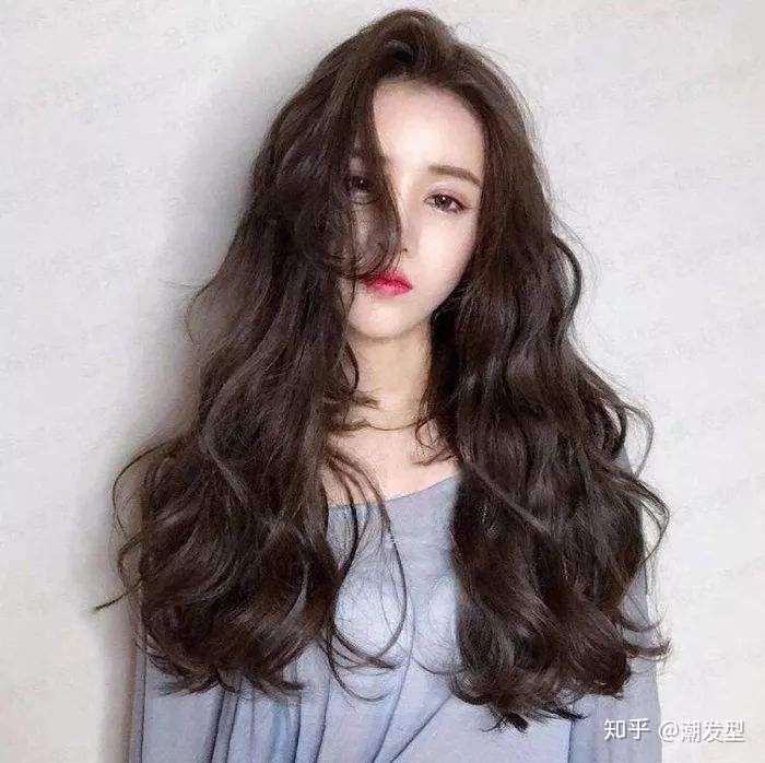 楼主,这是今年非常流行的中长发线条烫发型发型,线条是一种非常有