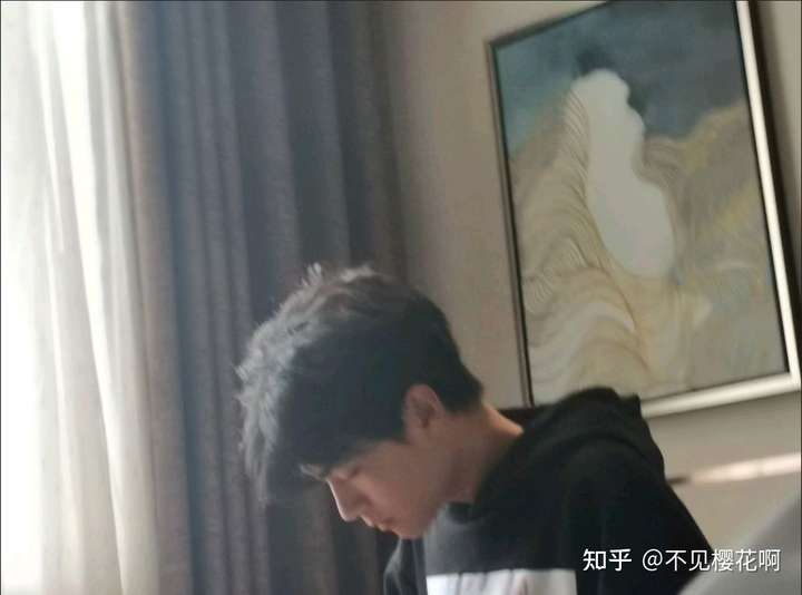 网恋了四十多天 现实中有个挺合适的男生追 应该怎么办 分还是?