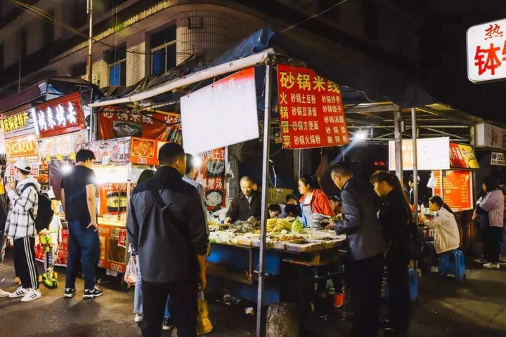 犀浦夜市挨着整片大学城,有学生的地方就永远不缺各种小吃,当然为了