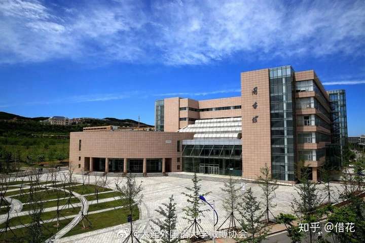 大连外国语大学的图书馆或教室环境如何?是否适合上自习?