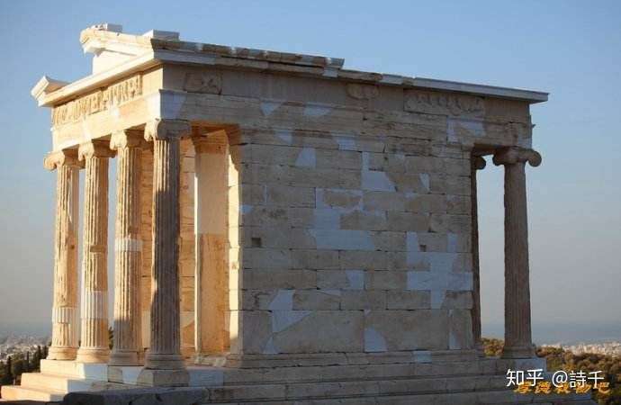 雅典卫城的胜利神庙为什么形制属于前后廊端柱式,看平面图长得更像