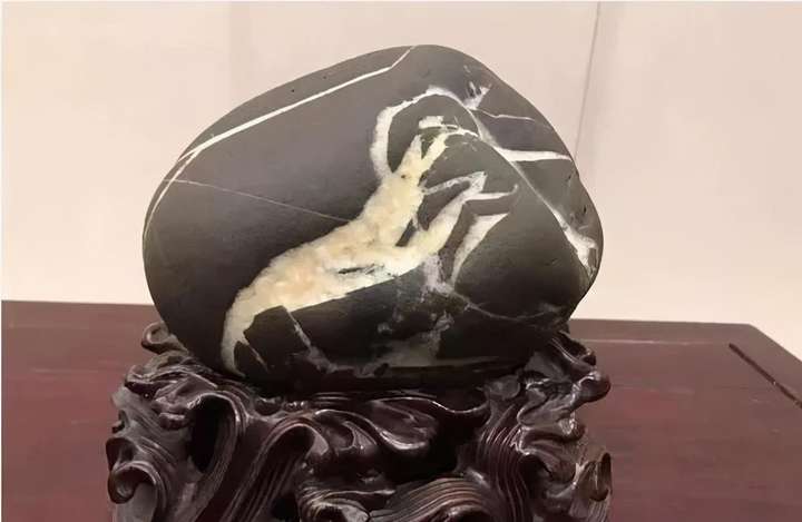 奇石的价值在于发现价值的体现,赏石的快乐在于闲情逸致
