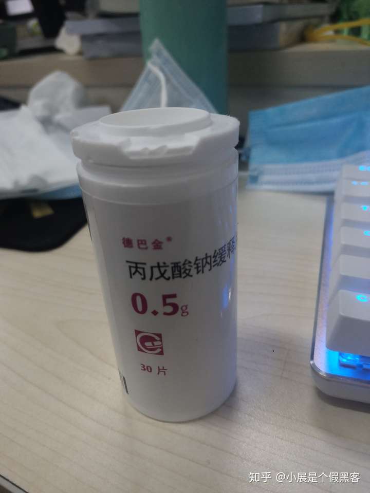 收起          陈龙 懒蛋 32 人赞同了该回答 按着德巴金那三个字