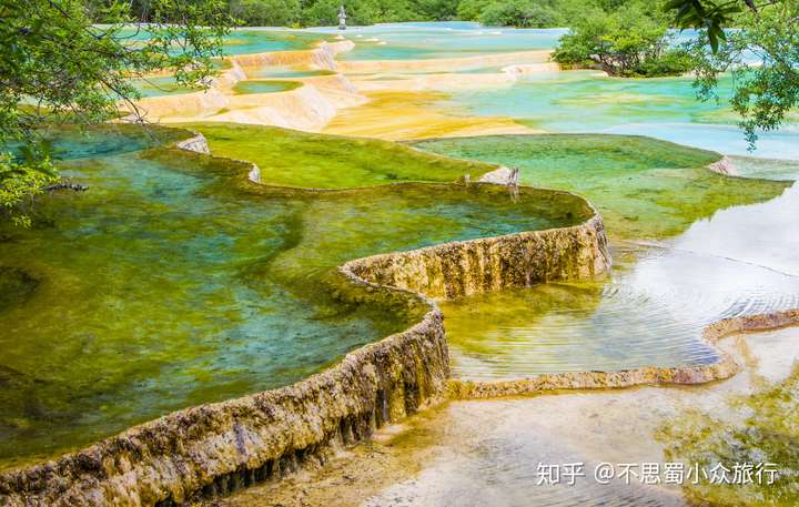 如何看待四川黄龙景区调查游客踩踏五彩池钙华滩事件专家称上万年钙华