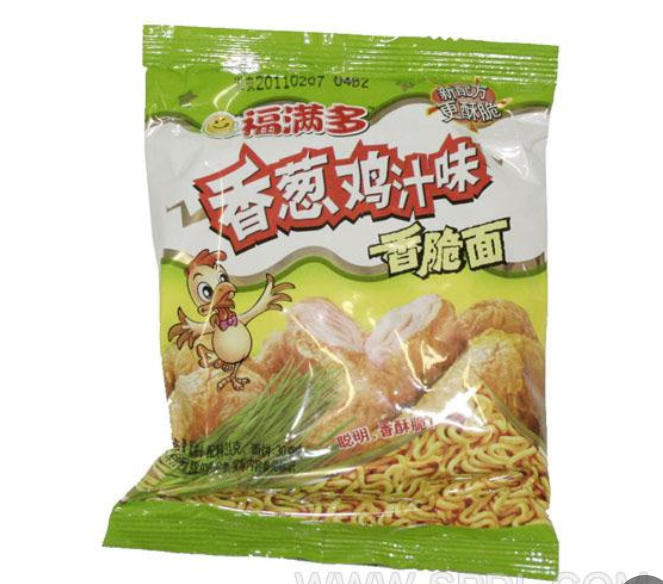 90后零食绿色包装袋和小当家一样大小的干脆面前面有小鸡图案有一个