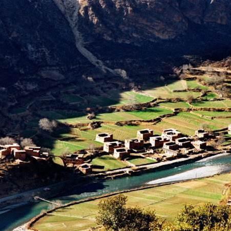 巴塘县位于甘孜州西部,隶属四川省甘孜藏族自治州,位于北纬28°46-30