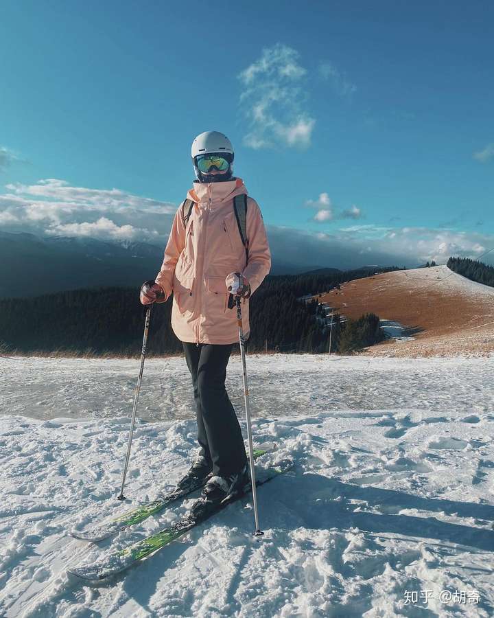 如何看待滑雪场穿运动内衣拍照的行为?