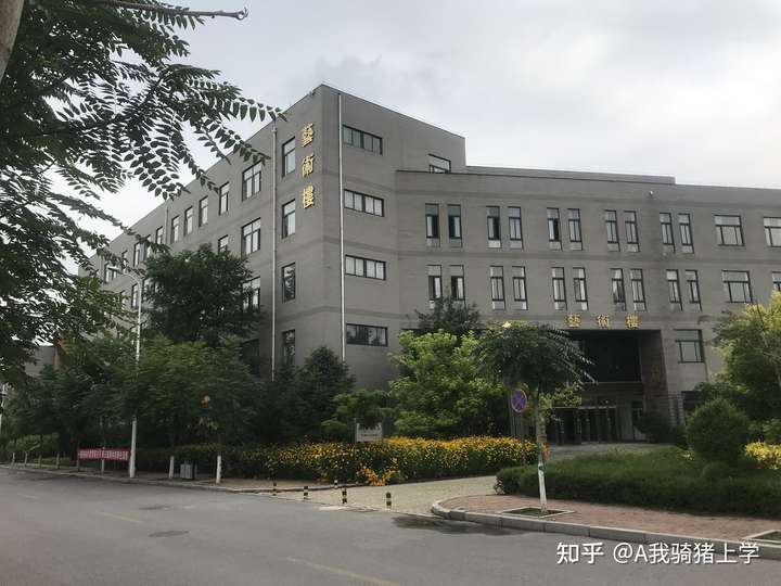 辽宁科技学院的宿舍条件如何?校区内有哪些生活设施?