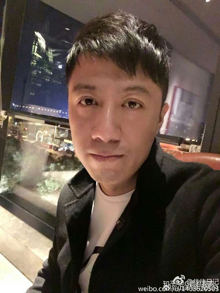 你觉得《奔跑吧》里面总出现的导演姚译添长得帅吗?