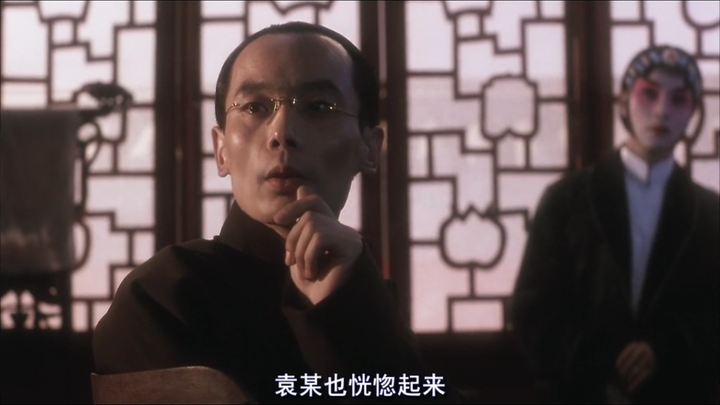 这段戏里,陈凯歌巧用镜子,拍出了一种似真亦幻的恍惚之境
