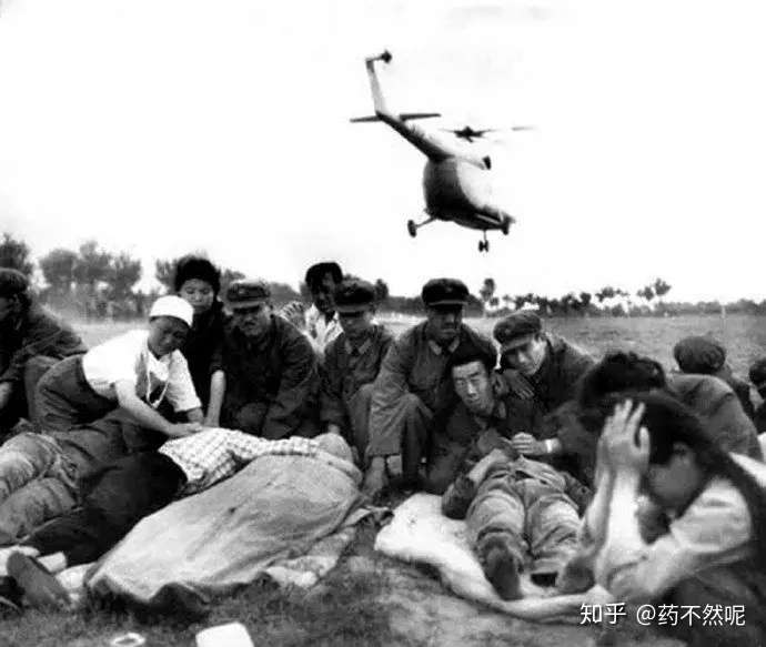 1976年唐山大地震抗震救灾场景.
