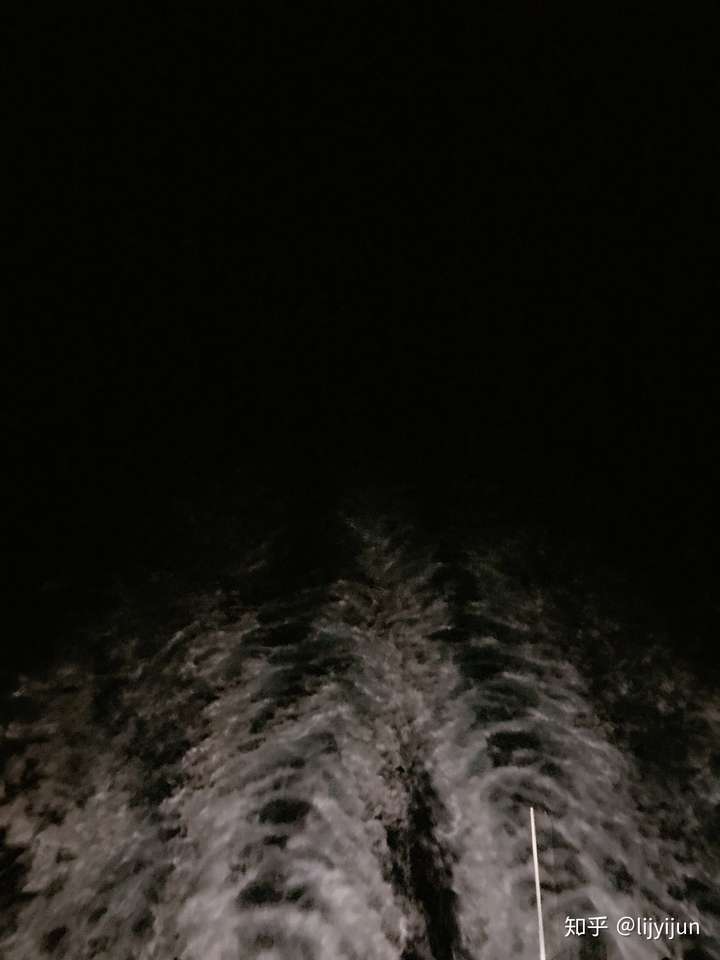 有人像我一样觉得夜晚的大海是很恐怖的?