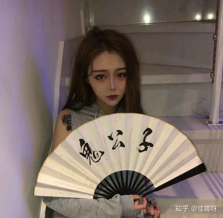 哪位大佬有女孩子手拿扇子很酷的图片?