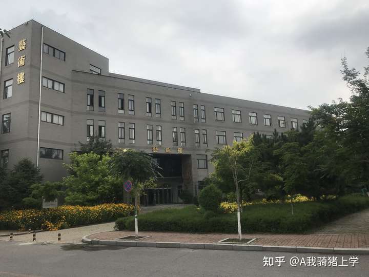 辽宁科技学院的宿舍条件如何?校区内有哪些生活设施?