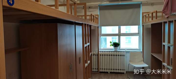首都师范大学科德学院的宿舍条件如何?校区内有哪些生活设施?