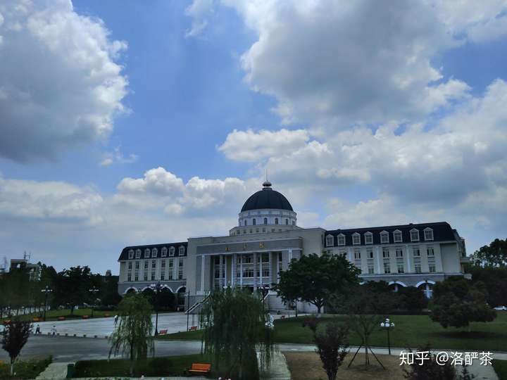 四川大学锦城学院的图书馆或教室环境如何?是否适合上自习?