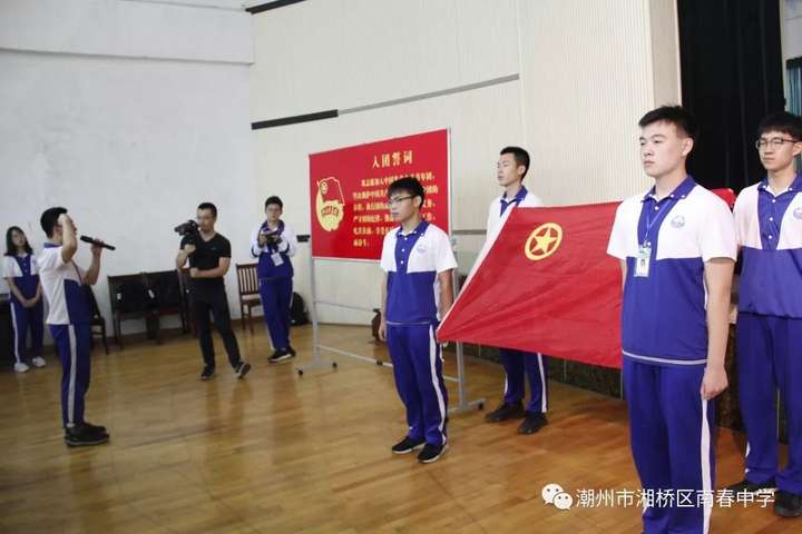 虽然我不大喜欢运动系校服, 但很喜欢潮州市南春中学的校服(我不矢妹