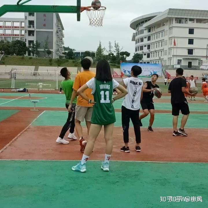 女生投篮为什么要翘一只腿?